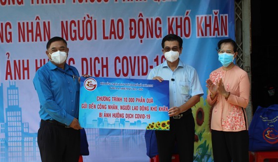 Đại biểu HĐND TPHCM trao tặng 10.000 phần quà đến công nhân, người lao động gặp khó khăn do dịch Covid-19 ảnh 2