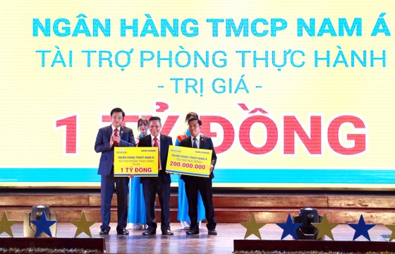 Nam A Bank đưa công nghệ ngân hàng hiện đại 4.0 đến sinh viên TPHCM ảnh 1