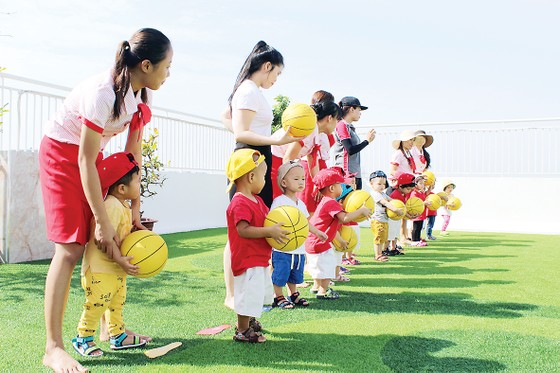 Khi trường có không gian xanh sẽ tạo nên 'thói quen xanh' tích cực cho trẻ… ảnh 1