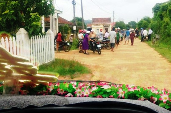 Đề nghị kiểm điểm cán bộ thôn chặn xe rước dâu để đòi tiền làm đường ảnh 1