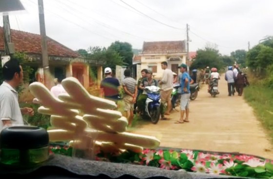 Vụ chặn xe rước dâu đòi tiền làm đường: Trưởng thôn không chịu xin lỗi ảnh 1