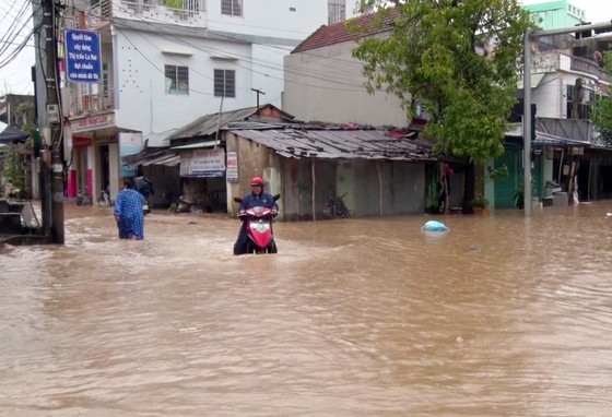 Phú Yên: Hàng trăm hộ dân chìm ngập trong biển lũ ảnh 5