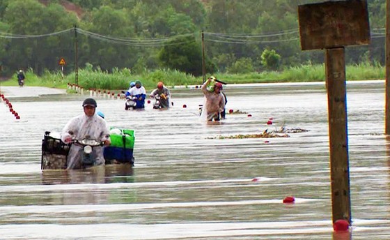 Phú Yên: Hàng trăm hộ dân chìm ngập trong biển lũ ảnh 4