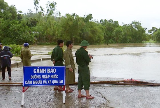 Phú Yên: Hàng trăm hộ dân chìm ngập trong biển lũ ảnh 3