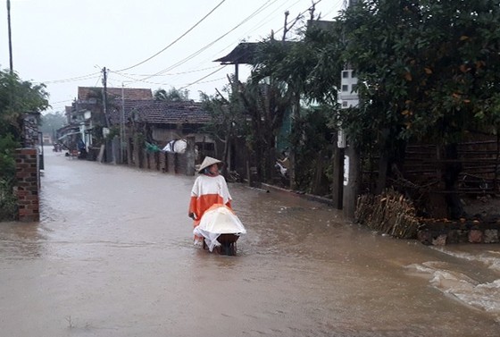 Bình Định - Phú Yên: Mưa lũ tiếp tục hoành hành, nhiều địa phương chìm trong “biển lũ“ ảnh 2