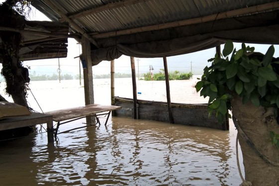 Bình Định - Phú Yên: Mưa lũ tiếp tục hoành hành, nhiều địa phương chìm trong “biển lũ“ ảnh 4
