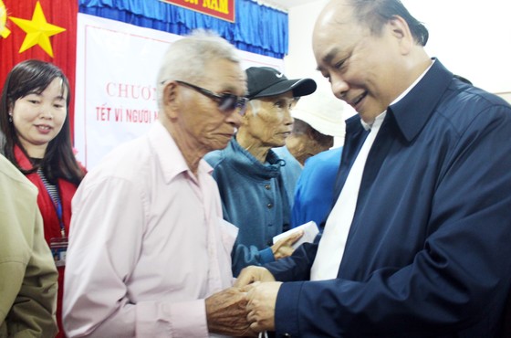 Thủ tướng Nguyễn Xuân Phúc thăm, tặng quà Tết cho người nghèo ở Phú Yên ảnh 1