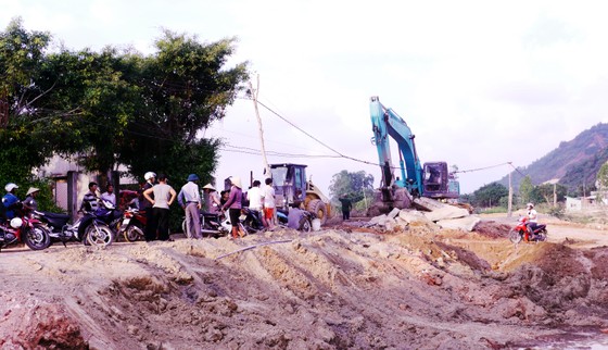 Chưa thống nhất bồi thường, tự ý đào phá đường dân sinh của dân ảnh 2