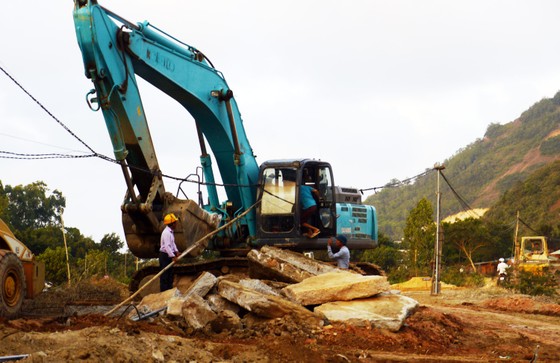 Chưa thống nhất bồi thường, tự ý đào phá đường dân sinh của dân ảnh 1
