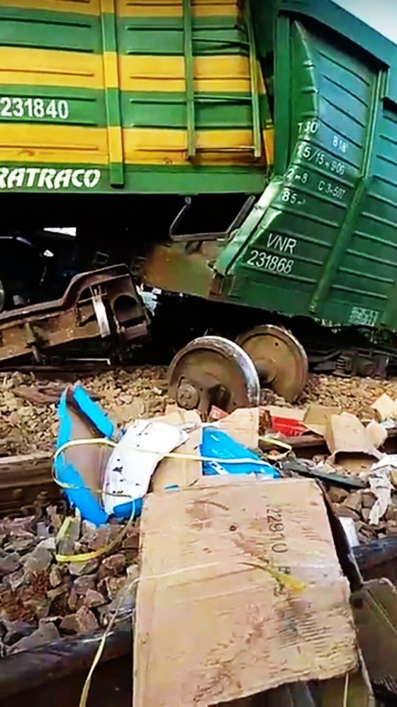 2 tàu hàng tông trực diện, 100 mét đường ray bị bật gốc, hư hỏng ảnh 3