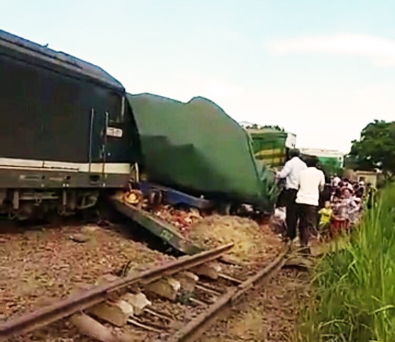 2 tàu hàng tông trực diện, 100 mét đường ray bị bật gốc, hư hỏng ảnh 6