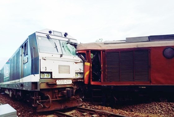 2 tàu hàng tông trực diện, 100 mét đường ray bị bật gốc, hư hỏng ảnh 1
