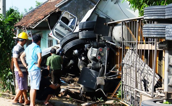 Xe đầu kéo tông sập nhà, cả gia đình đang ngủ bị thương nặng ảnh 2