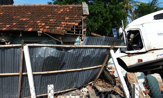 Xe đầu kéo tông sập nhà, cả gia đình đang ngủ bị thương nặng ảnh 3