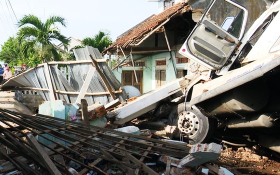 Xe đầu kéo tông sập nhà, cả gia đình đang ngủ bị thương nặng ảnh 1