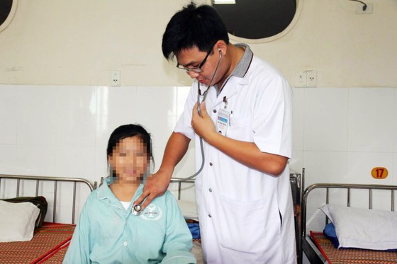 Bệnh nhi mắc bệnh “lạ”: Ra mồ hôi có máu đỏ ảnh 1