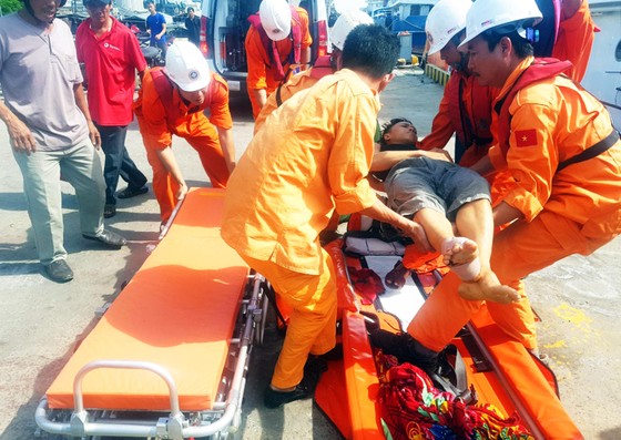 Xuyên đêm cứu ngư dân bị đứt gân chân ở vùng biển Hoàng Sa ảnh 6