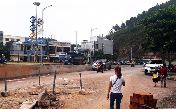 Bé trai 5 tuổi bị rớt xuống miệng cống công trình, trôi vào đường ống thoát nước ảnh 6
