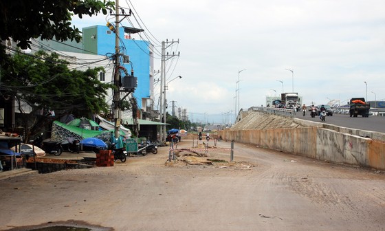 Bé trai 5 tuổi bị rớt xuống miệng cống công trình, trôi vào đường ống thoát nước ảnh 4