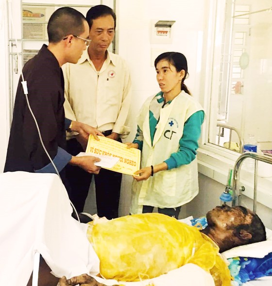 Giúp một bệnh nhân nghèo bị tai nạn, bỏng toàn thân ảnh 1