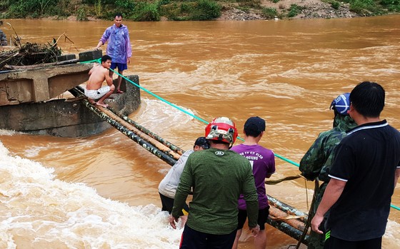Lũ đánh sập cầu, dân dùng cây cau làm cầu đi tạm ảnh 1
