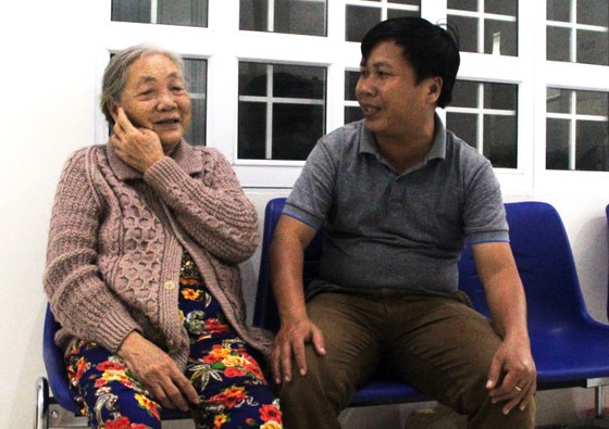 Người già, trẻ nhỏ đem chăn gối đến UBND xã “chạy” bão ảnh 4
