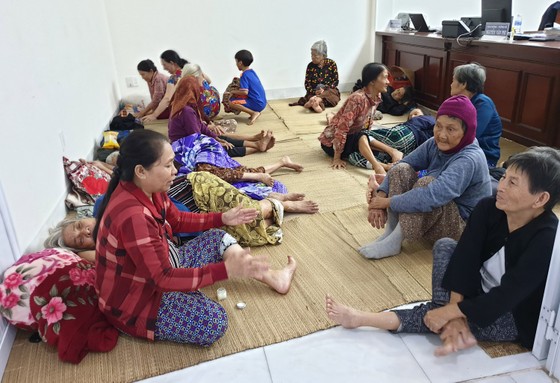 Người già, trẻ nhỏ đem chăn gối đến UBND xã “chạy” bão ảnh 1