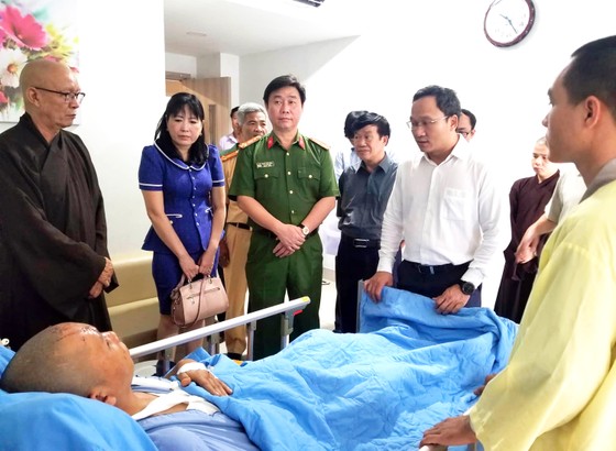 Thăm hỏi, chia buồn các nhà sư trong vụ tai nạn ở Mộ Đức ảnh 1