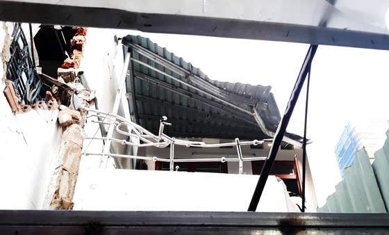 TP Quy Nhơn: Cần khoan dài gần 20m bất ngờ rơi xuống 2 nhà dân ảnh 2