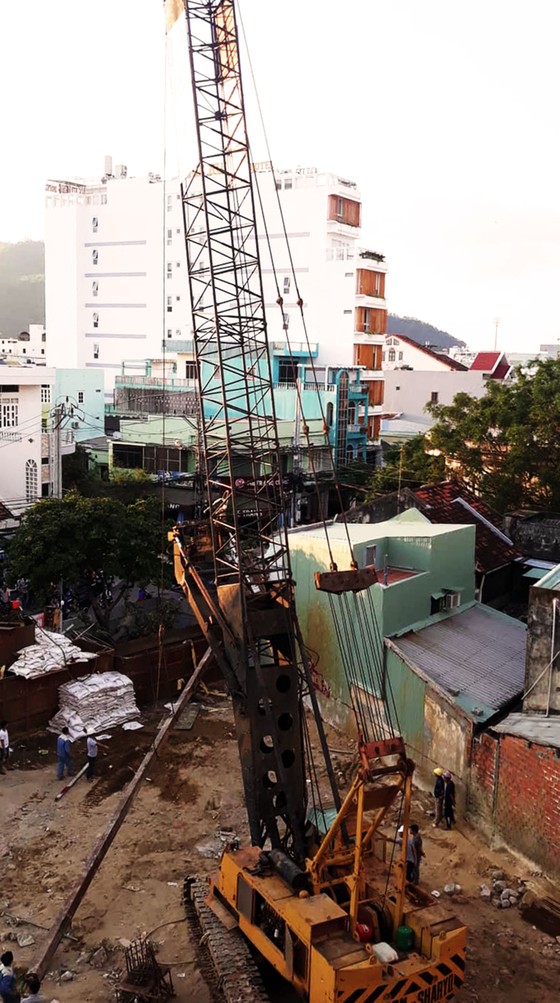 TP Quy Nhơn: Cần khoan dài gần 20m bất ngờ rơi xuống 2 nhà dân ảnh 3
