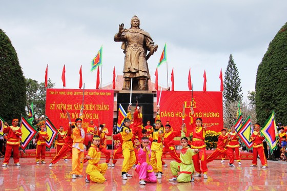 Biển người 'trẩy hội' Ngọc Hồi - Đống Đa trên quê hương anh hùng Quang Trung - Nguyễn Huệ ảnh 6