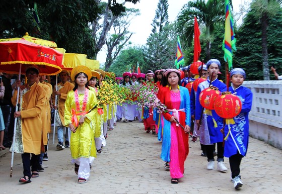 Biển người 'trẩy hội' Ngọc Hồi - Đống Đa trên quê hương anh hùng Quang Trung - Nguyễn Huệ ảnh 4