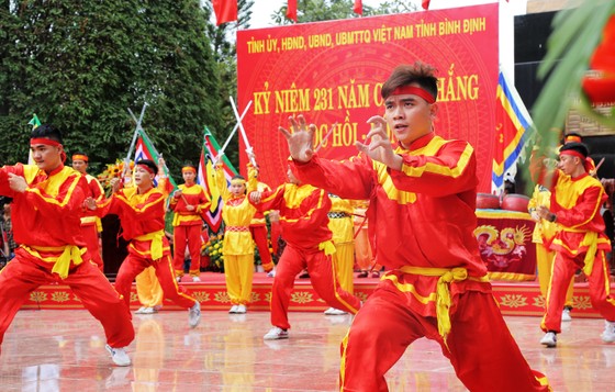 Biển người 'trẩy hội' Ngọc Hồi - Đống Đa trên quê hương anh hùng Quang Trung - Nguyễn Huệ ảnh 11