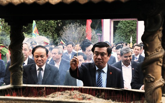 Biển người 'trẩy hội' Ngọc Hồi - Đống Đa trên quê hương anh hùng Quang Trung - Nguyễn Huệ ảnh 3