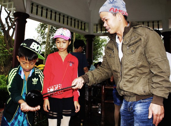 Biển người 'trẩy hội' Ngọc Hồi - Đống Đa trên quê hương anh hùng Quang Trung - Nguyễn Huệ ảnh 9