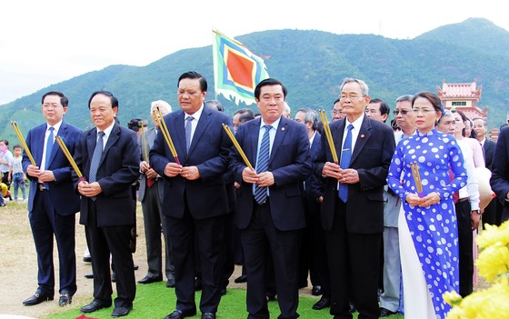 Biển người 'trẩy hội' Ngọc Hồi - Đống Đa trên quê hương anh hùng Quang Trung - Nguyễn Huệ ảnh 2