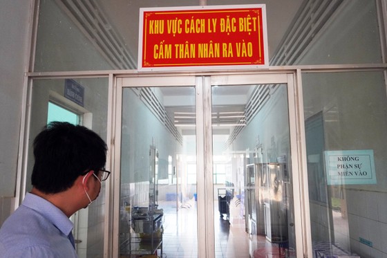 Lấy mẫu xét nghiệm virus Corona một phụ nữ ở Gia Lai trở về từ Vũ Hán ảnh 1
