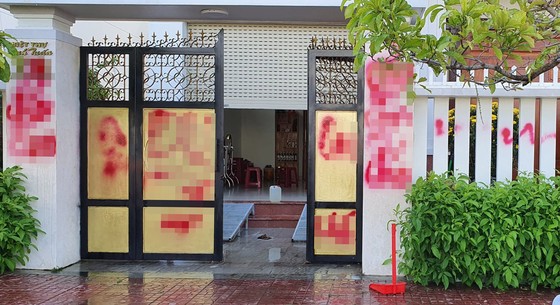Nhà riêng của Giám thị trại giam Bộ Công an bị ném trứng thối, sơn bẩn ảnh 1