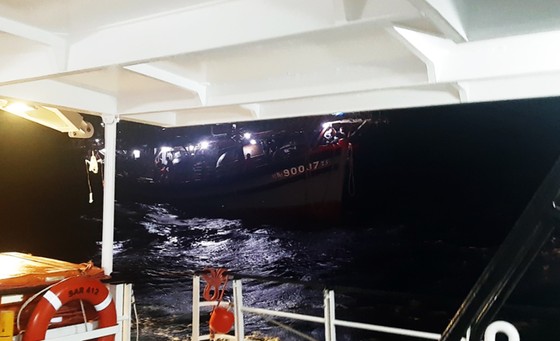 Cận cảnh tàu SAR vượt sóng dữ cứu 40 thuyền viên đang câu mực ảnh 4