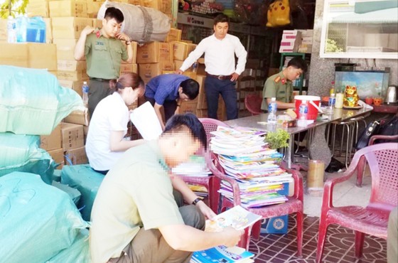 Khởi tố 3 đối tượng buôn bán sách giáo khoa 'lậu' ảnh 1