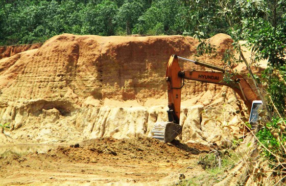 Doanh nghiệp “băm” núi Hòn Ách: Xem xét kỷ luật Chủ tịch và địa chính xã ảnh 1