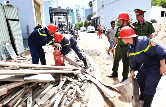 Đám cháy thiêu rụi nhiều tài sản trong căn nhà 2 tầng ở Quy Nhơn ảnh 1