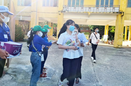 Nắng nóng kèm dịch Covid-19 gây nhiều khó khăn cho các thí sinh miền Trung dự kỳ thi tốt nghiệp THPT ảnh 7