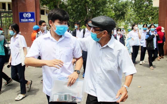 Thí sinh miền Trung đánh giá đề Sinh và GD-CD thiết thực ảnh 4