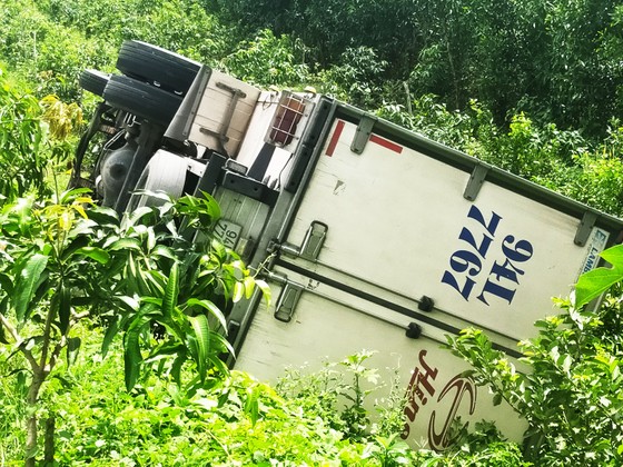 Xe tải bất ngờ lao xuống đèo cán chết tài xế ảnh 3