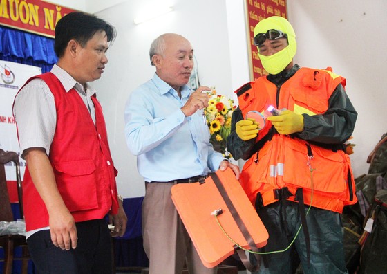 Tặng 500 bộ áo phao, phao cứu sinh cho ngư dân Phú Yên đi biển ảnh 6