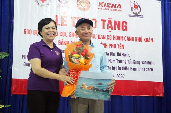 Tặng 500 bộ áo phao, phao cứu sinh cho ngư dân Phú Yên đi biển ảnh 7