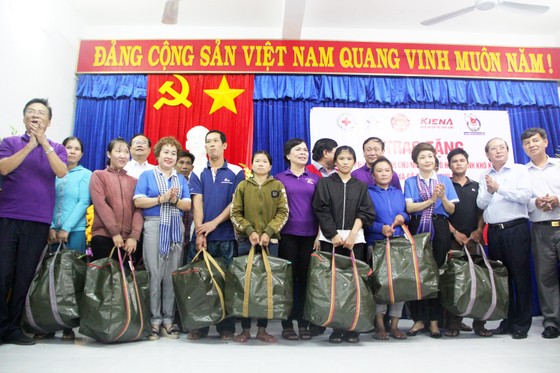 Tặng 500 bộ áo phao, phao cứu sinh cho ngư dân Phú Yên đi biển ảnh 3