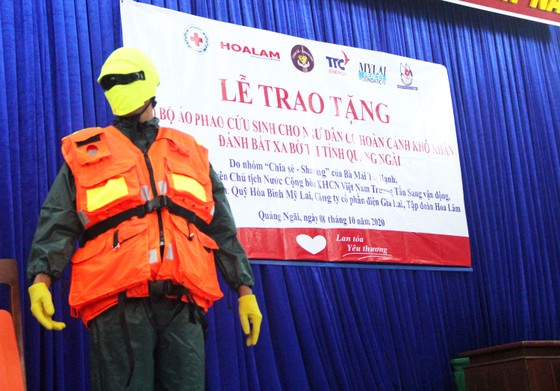 Trao 500 áo phao cho ngư dân nghèo Quảng Ngãi ảnh 2
