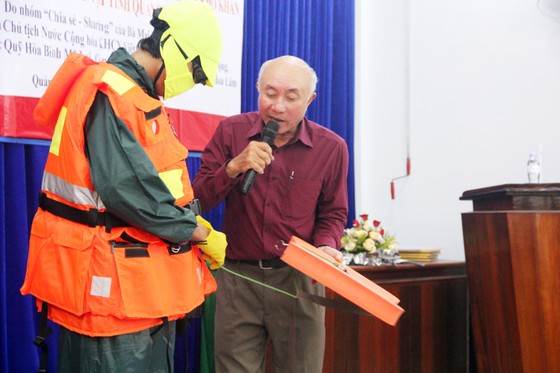 Trao 500 áo phao cho ngư dân nghèo Quảng Ngãi ảnh 8